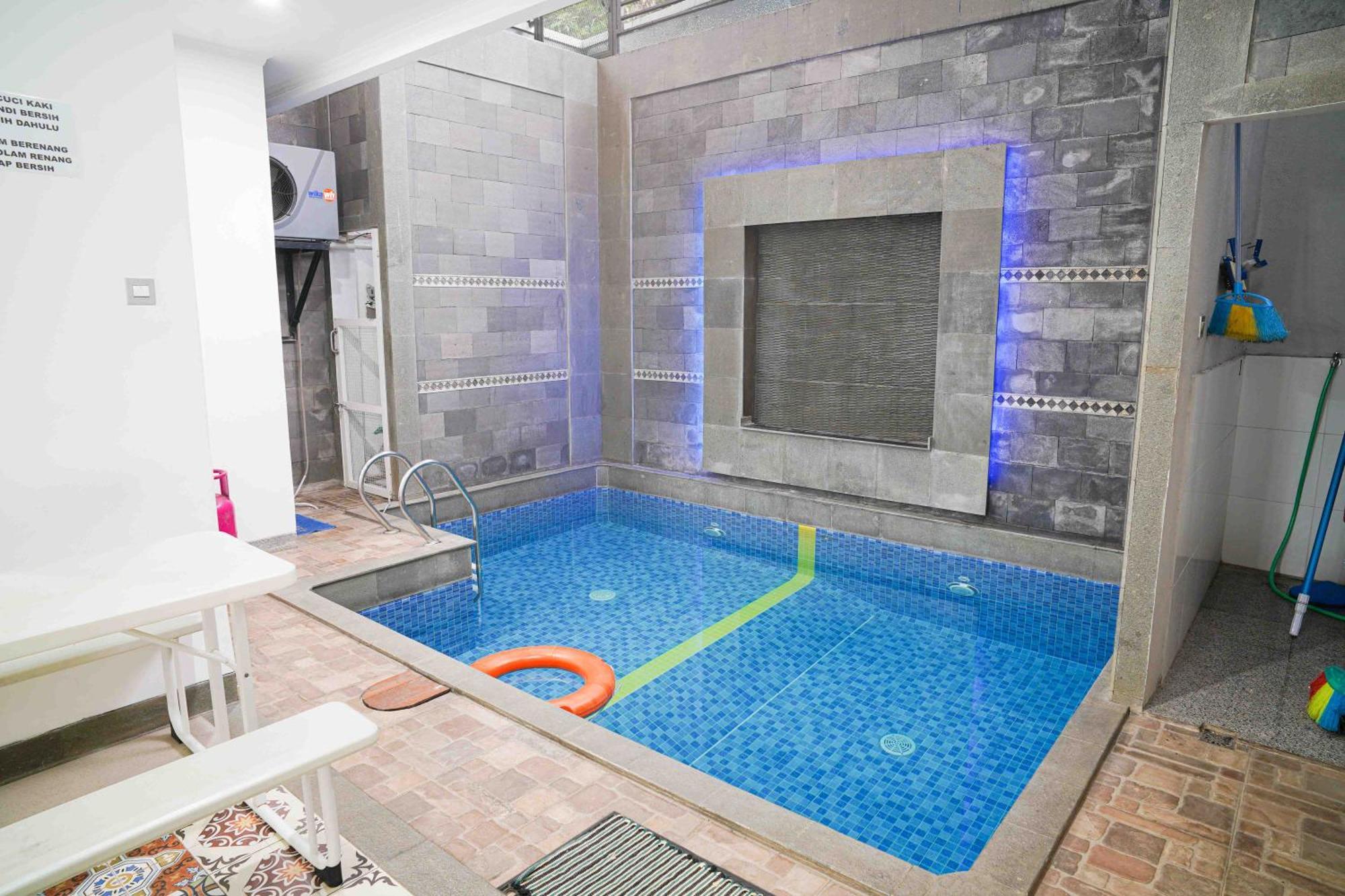 Schones Haus Private Pool & Netflix By Grorental Бандунг Екстериор снимка